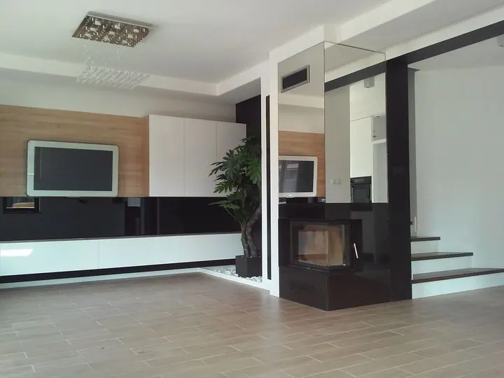 Salon z zabudową RTV i kominkiem – Mieszkanie, ul. Stare Wiślisko, Kraków