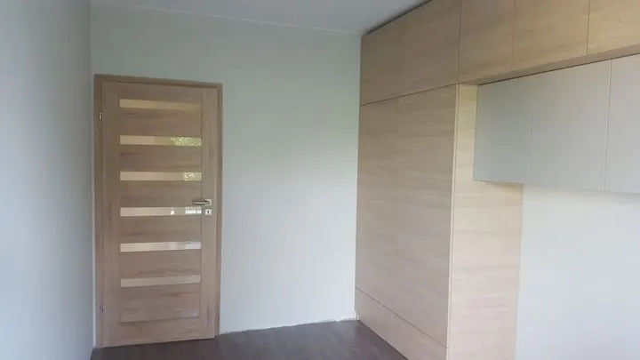 Drzwi wewnętrzne i zabudowa w przedpokoju – Mieszkanie w Krakowie